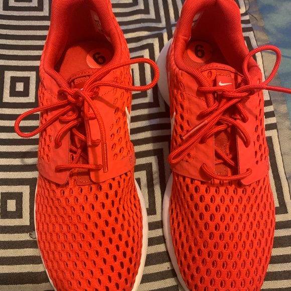 NIKE RED RUNNING SHOE size 6y ( womens 7/8 ) - Picture 2 of 3